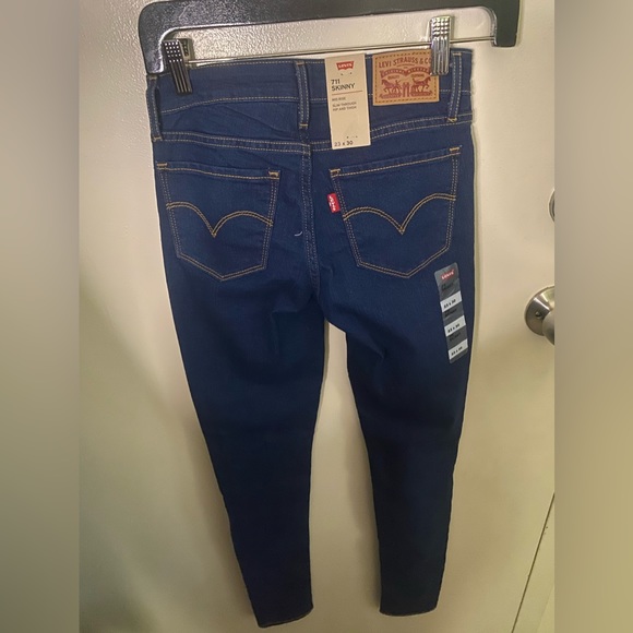 Nwt. Juniors Levi’s jeans - Picture 3 of 4
